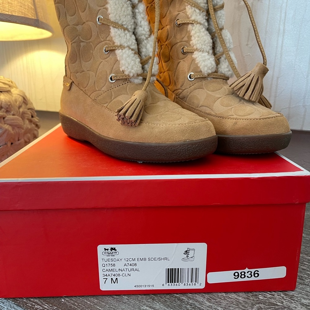 New in box. Tan/natural Coach lined boots. Size 7 - Picture 3 of 4
